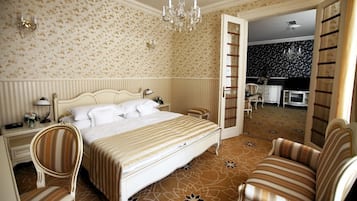 Deluxe-Apartment | Betten mit Memory-Foam-Matratzen, Minibar, Zimmersafe, Schreibtisch