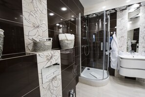Deluxe Double or Twin Room, 1 Bedroom | Memory foam beds, minibar, in-room safe, desk