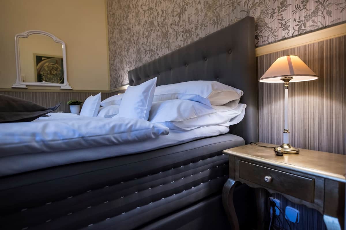 deluxe double or twin room, 1 bedroom | 1 bedroom, memory-foam beds, minibar, in-room safe