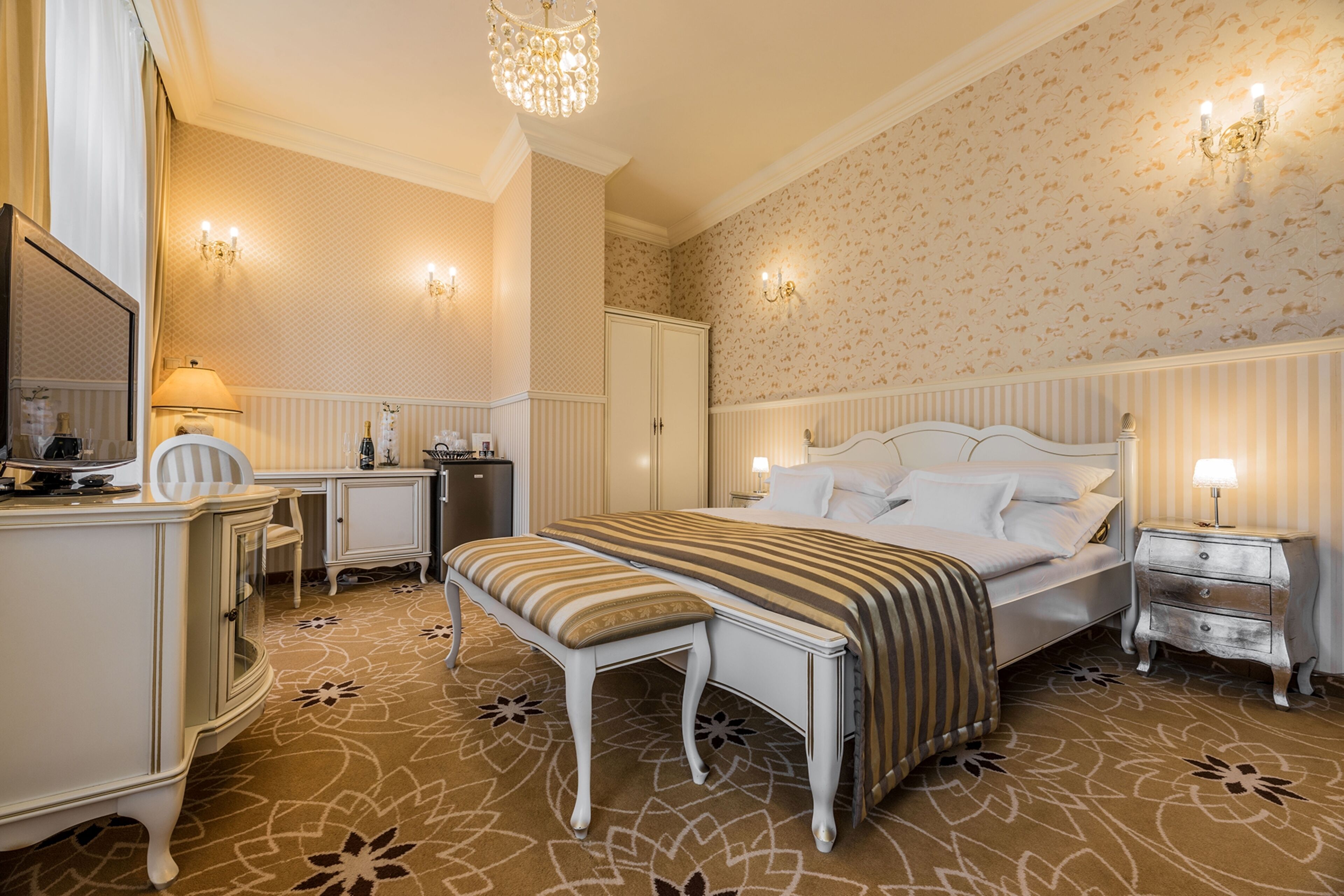 Deluxe Double or Twin Room, 1 Bedroom | Memory foam beds, minibar, in-room safe, desk