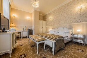 Deluxe kamer, 1 twee- of 2 eenpersoonsbedden, 1 slaapkamer | Bedden met traagschuimmatrassen, een minibar, een kluis op de kamer