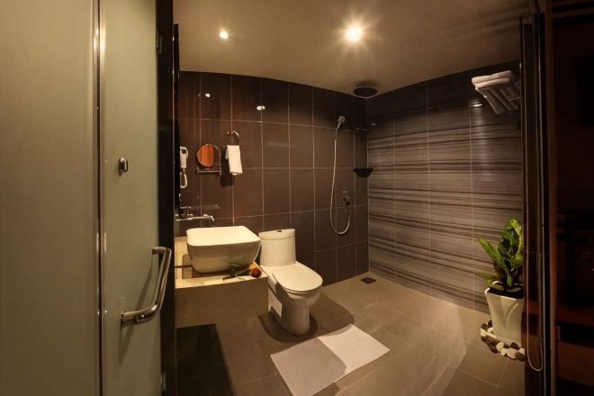 Un baño moderno con inodoro, bidé y ducha.