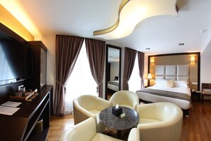 VIP Suite | In-room safe, desk, free WiFi