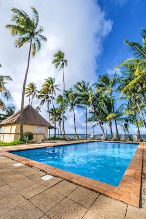 Kolam renang outdoor, dengan kursi berjemur