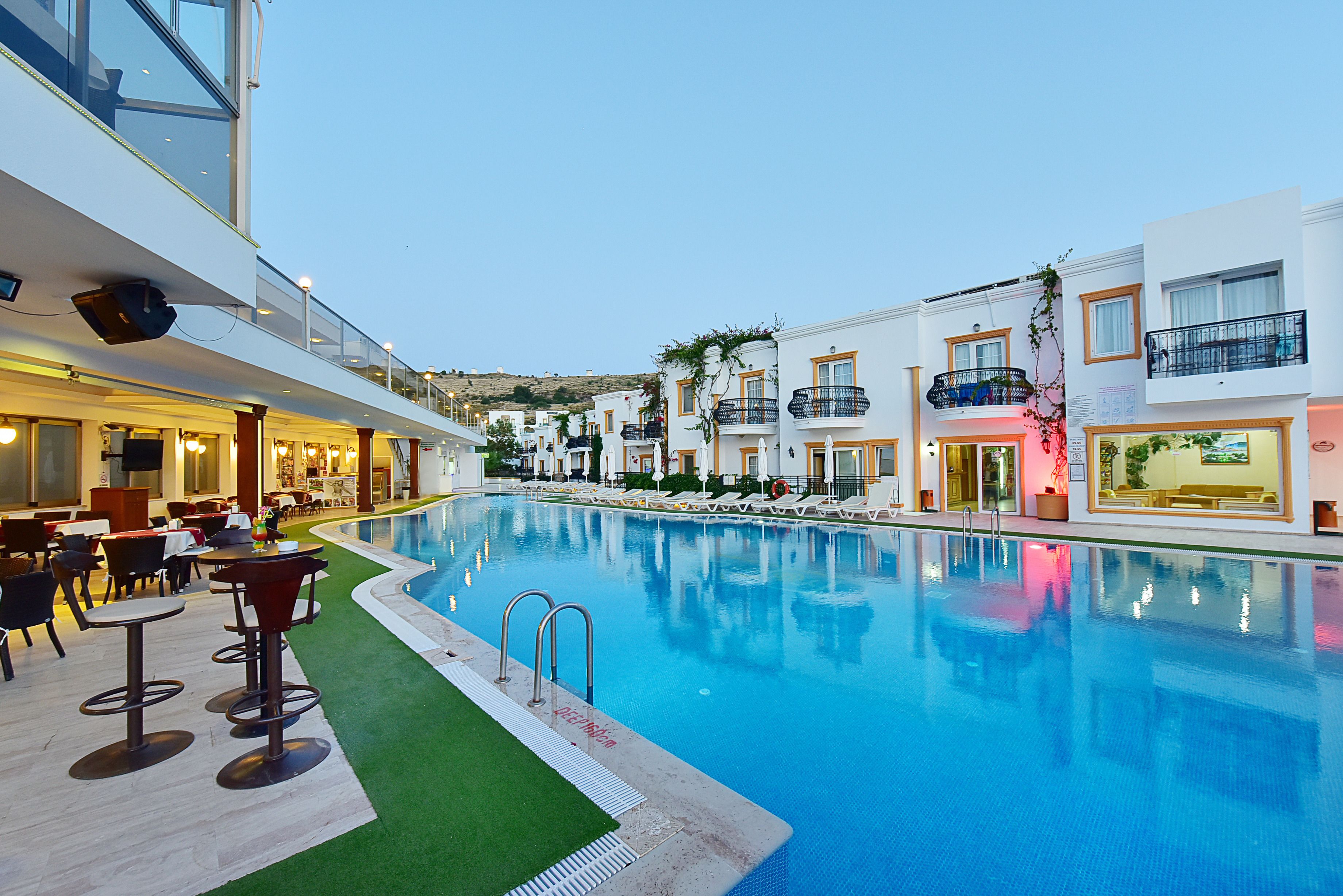 outdoor pool, pool loungers