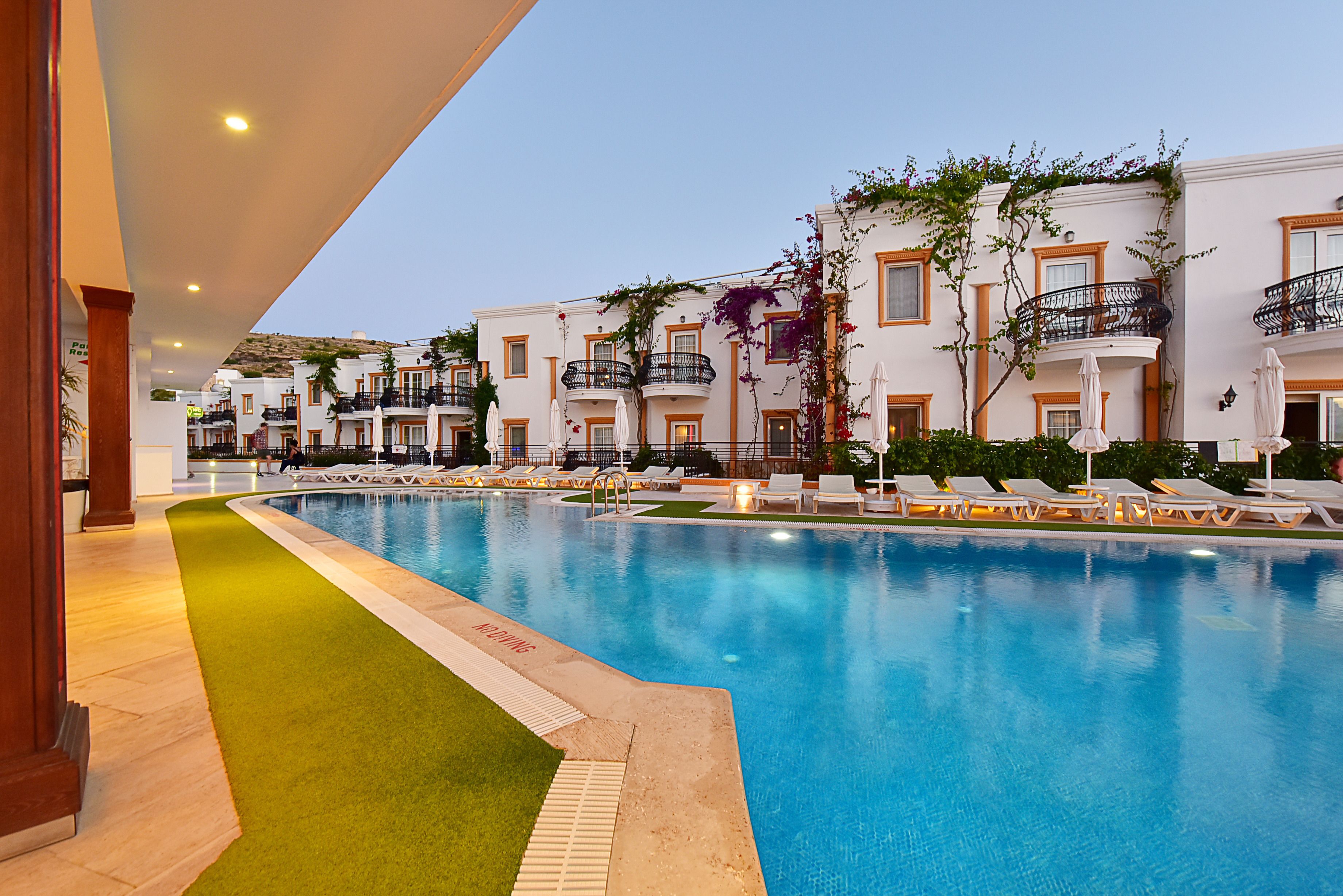 outdoor pool, pool loungers