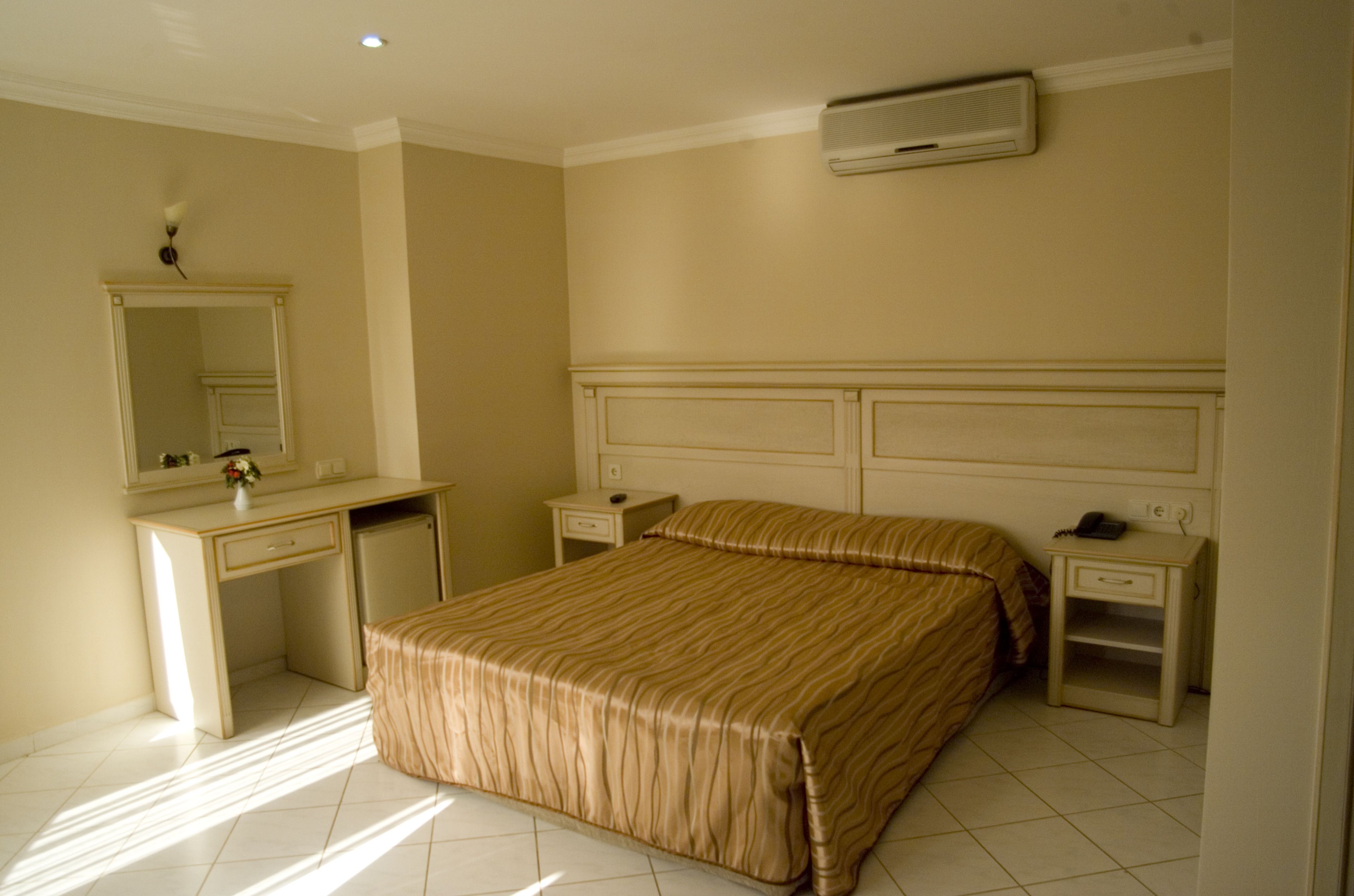 standard room | in-room safe, free cots/infant beds, free rollaway beds