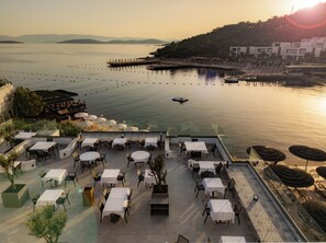 3 restaurants, breakfast, lunch, dinner served; international cuisine 