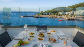 3 restaurantes, se sirven desayunos, comidas y cocina internacional