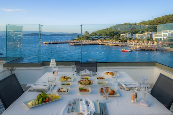 3 restaurantes; se sirve desayuno, almuerzo y cena; cocina internacional
