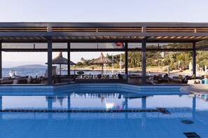 Piscine couverte, piscine extérieure (ouverte en saison)