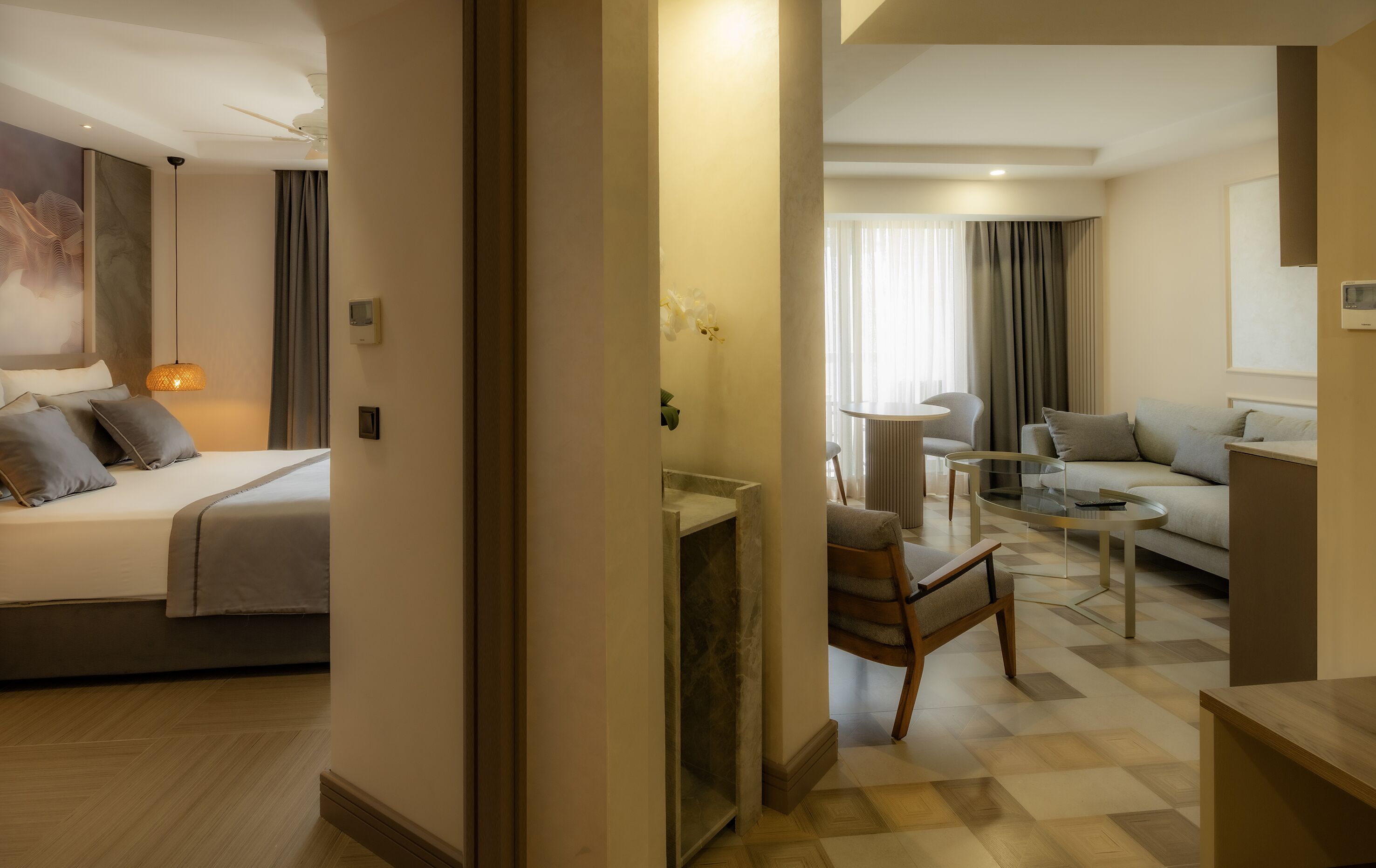 Una habitación de hotel con una cama, un escritorio, una silla, un sofá y una mesita.