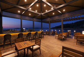 5 bares, bar en la piscina, bar junto a la piscina