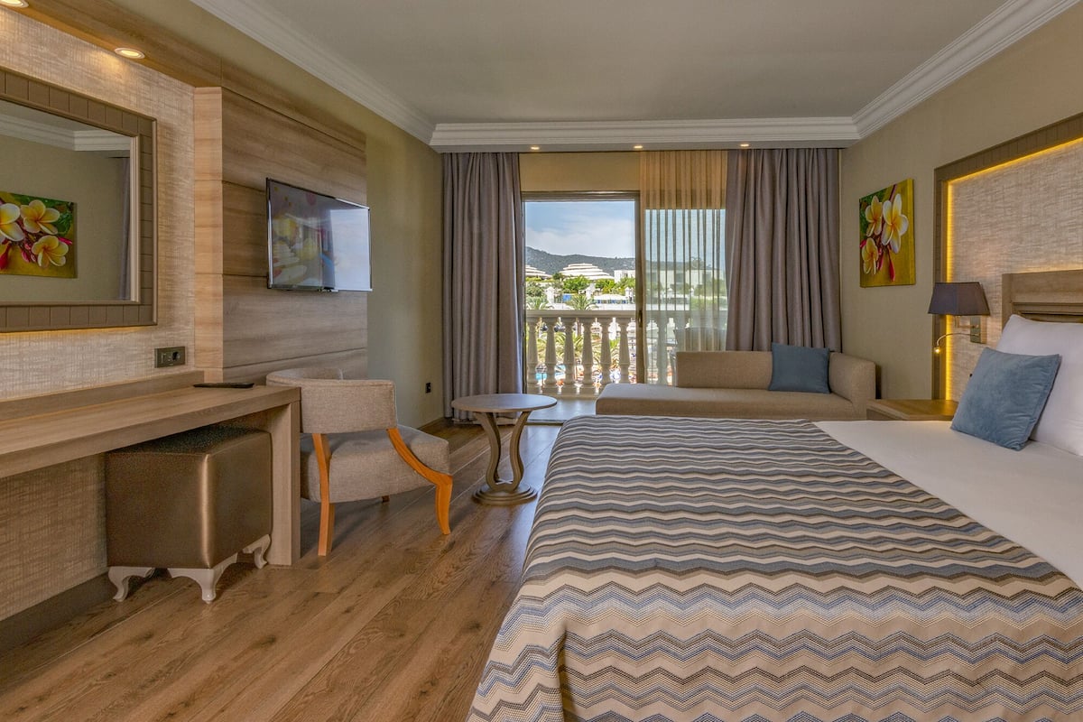 Standard Room Side Sea | Ropa de cama de alta calidad y artículos del minibar gratis