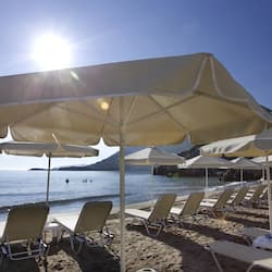Accommodatie ligt op het strand, een strandbar