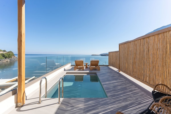 Deluxe Suite, 1 Bedroom, Private Pool, Sea Front | Quang cảnh từ phòng