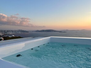Deluxe Studio Suite, Hot Tub, Sea View | Private spa tub