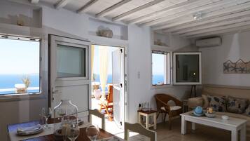 Deluxe-Studiosuite, Whirlpool, Meerblick | Wohnbereich | 32-Zoll-Flachbildfernseher mit Digitalempfang, Fernseher