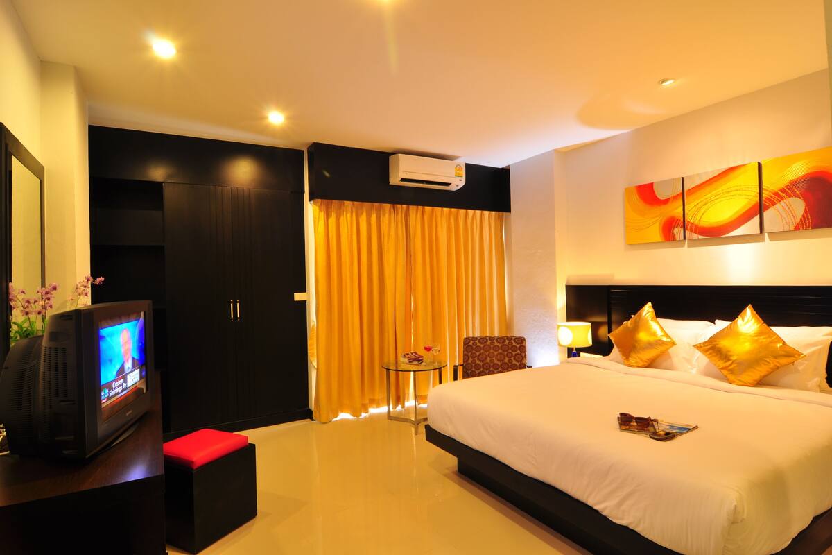 Superior Room | In-room safe, cribs (free), WiFi (free)