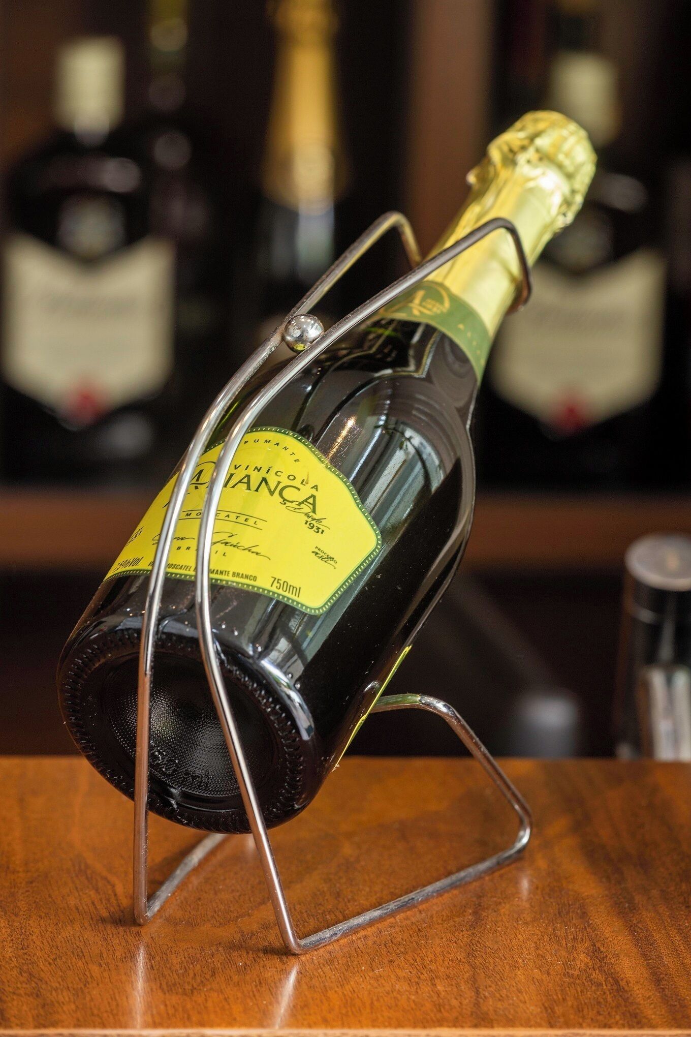 Una botella de vino sobre un soporte.