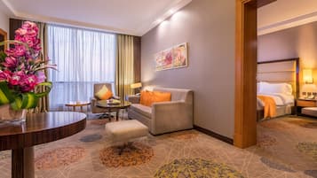 Sengetøy av topp kvalitet, minibar og safe på rommet