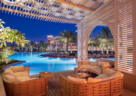 4 bares, bar junto a la piscina