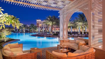4 bars/lounges, poolside bar