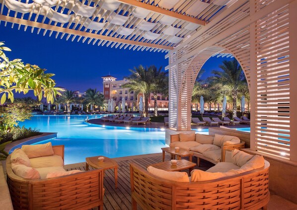4 bares, bar junto a la piscina