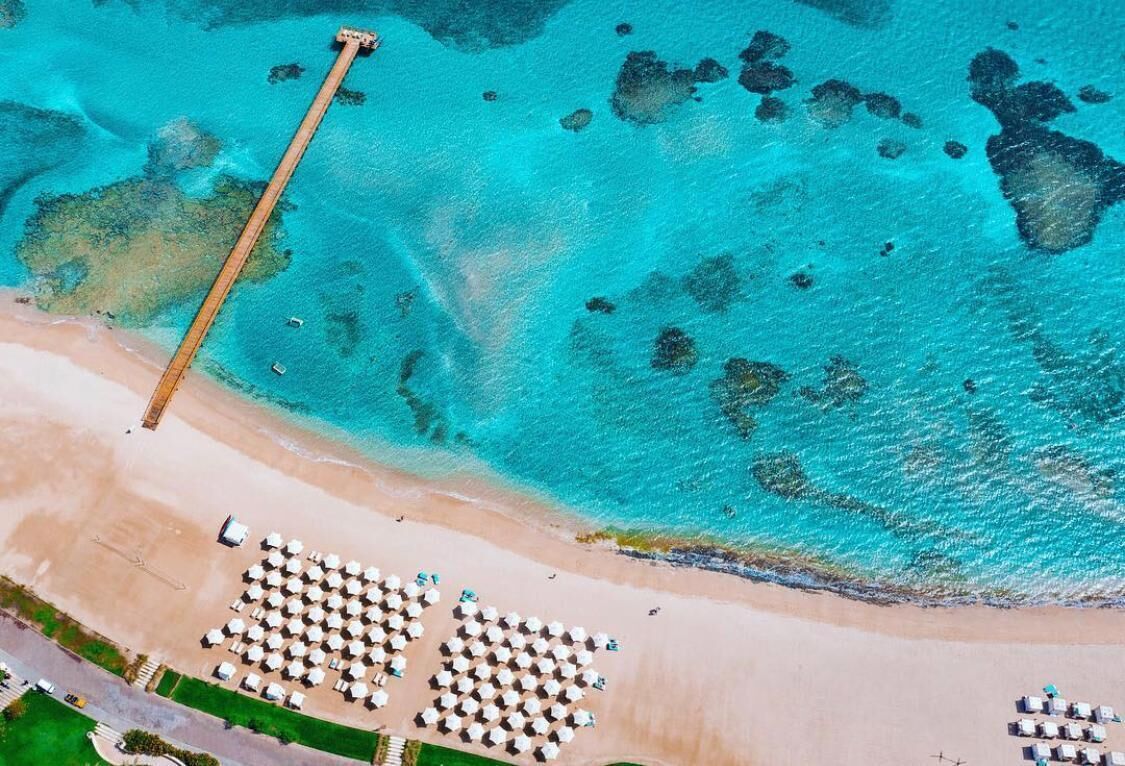 Privatstrand, Liegestühle, Sonnenschirme, Massagen am Strand