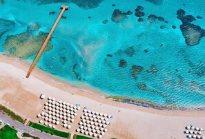 Playa privada, camastros, sombrillas y masajes en la playa 