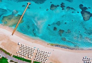 Playa privada, tumbonas, sombrillas y masajes en la playa