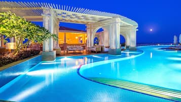 5 piscinas al aire libre, tumbonas