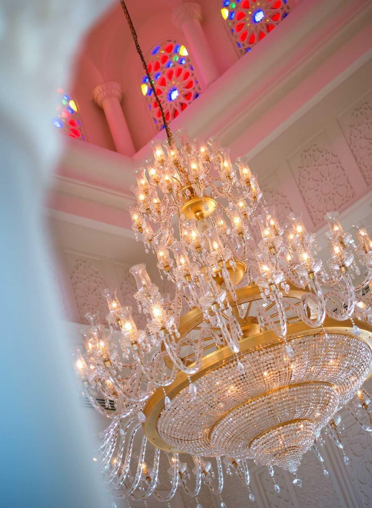 Un lustre à plusieurs bras, orné de décorations en cristal.
