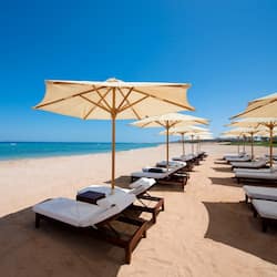 Spiaggia privata, lettini da mare, ombrelloni, massaggi sulla spiaggia