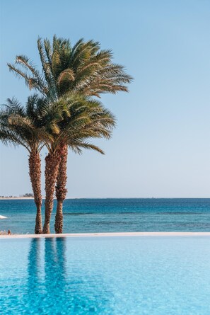 Pantai persendirian, kerusi lepak pantai, payung, urut tepi pantai