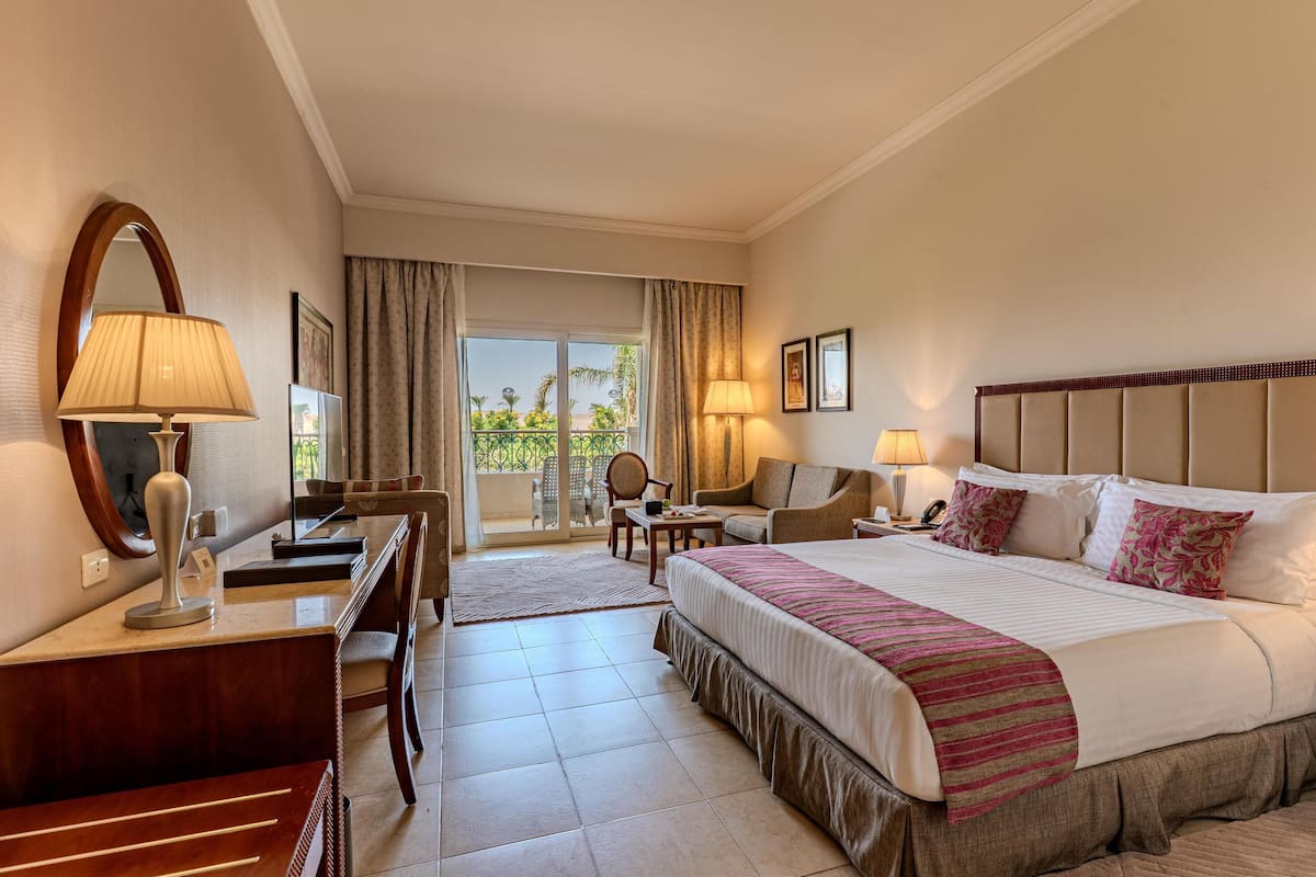 Deluxe Room | Egyptian cotton sheets, premium bedding, minibar, in-room safe