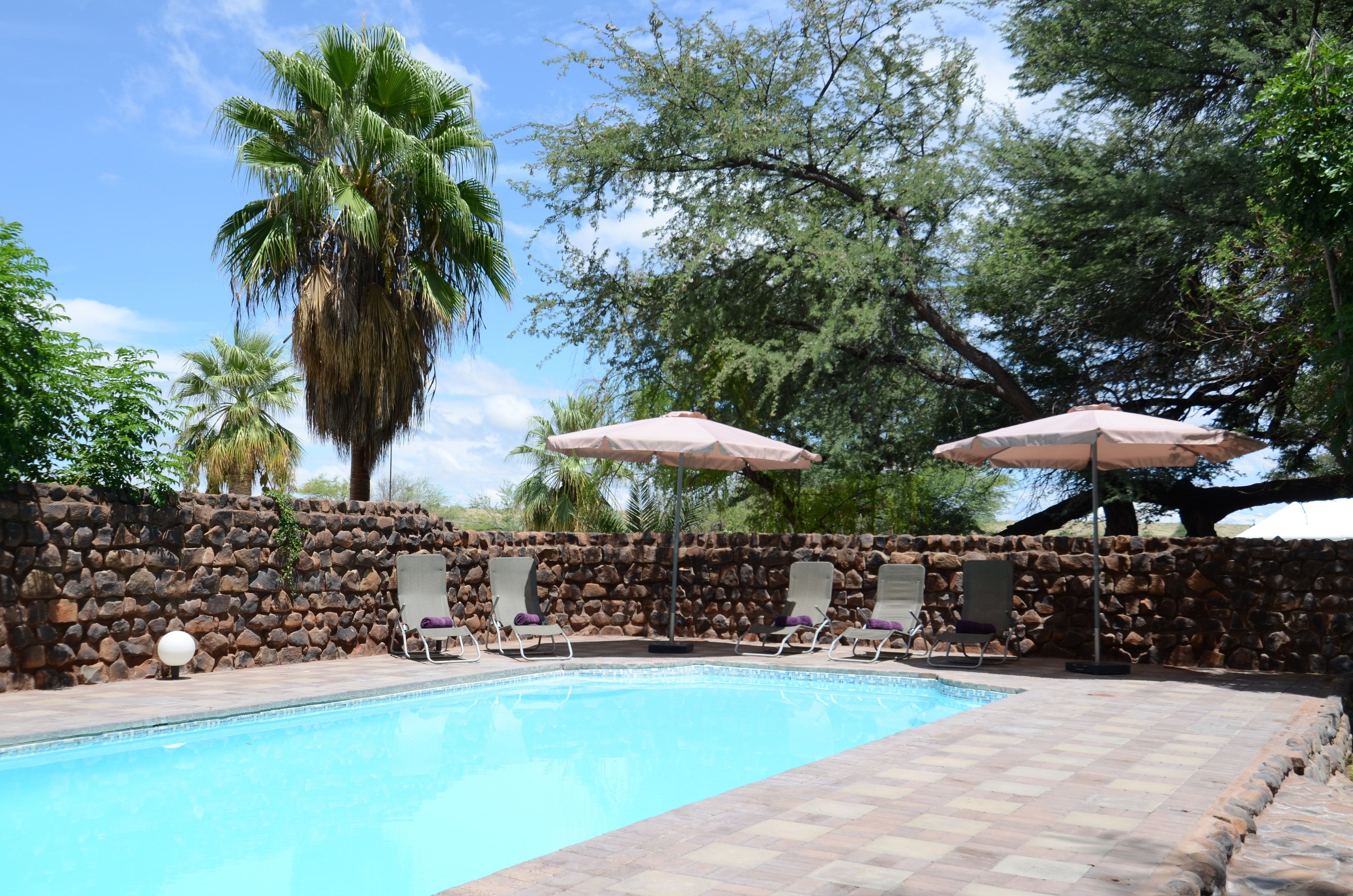 Piscina externa, espreguiçadeiras