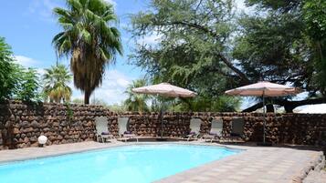 Ulkouima-allas, aurinkotuoleja