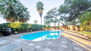 Outdoor pool, sun loungers - Kalahari Farmhouse (Strampriet)