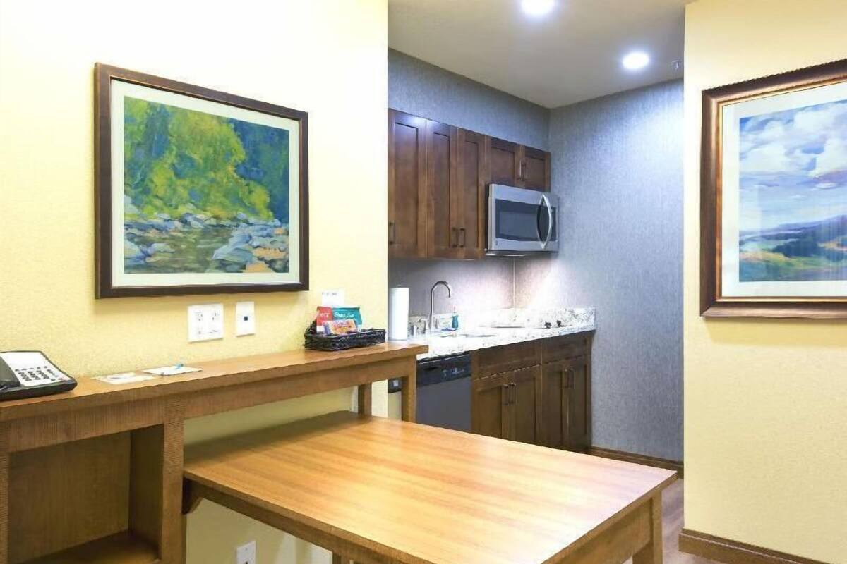 Private kitchen | Full-size fridge, microwave, stovetop, dishwasher