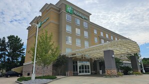 A Holiday Inn hotel with a covered entrance and a stone facade. - Holiday Inn Covington by IHG (Covington)
