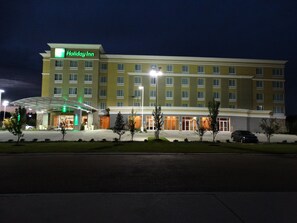 A Holiday Inn hotel with a covered entrance, multiple floors, and a parking lot. - Holiday Inn Covington by IHG (Covington)