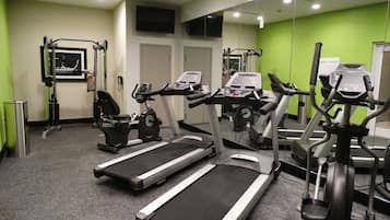Ein Fitnessstudio mit Laufbändern, Ergometer und Krafttrainingsgeräten.
