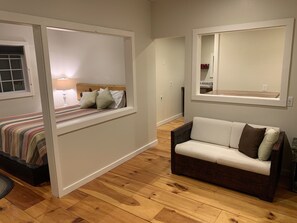 Suite, salle de bain privée (Efficiency Apartment) | Fer et planche à repasser, accÚs au Wi-Fi (inclus), literie fournie