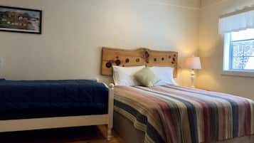 Chambre Standard, salle de bains privée (Queen and Twin) | Fer et planche à repasser, Wi-Fi gratuit, draps fournis