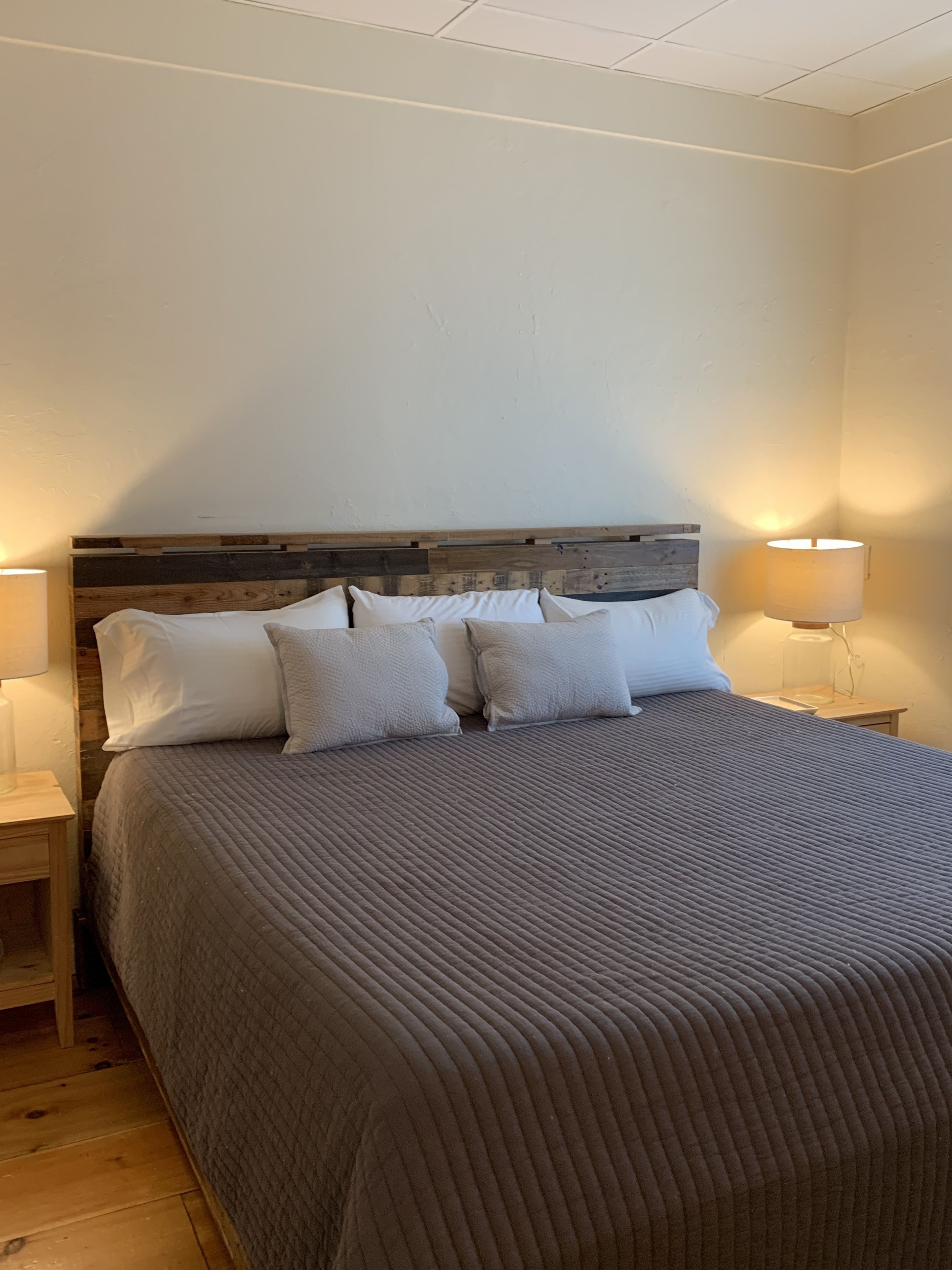 Standardzimmer, 1 King-Bett, eigenes Bad | Bügeleisen/Bügelbrett, kostenloses WLAN, Bettwäsche