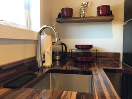 Tabla de planchar con plancha, wifi gratis y ropa de cama