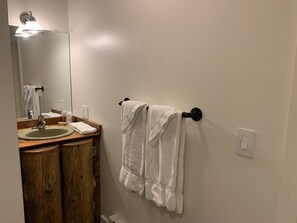 Suite, Private Bathroom (Efficiency Apartment) | Bathroom | Free toiletries, hair dryer, towels - The Trailside Inn (Killington)