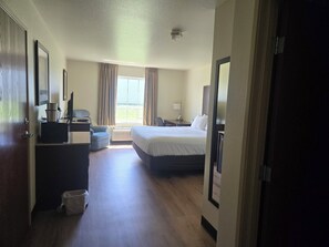 客房, 1 張特大雙人床, 無障礙, 非吸煙房 | 高級寢具、客房內保險箱、書桌、筆電工作空間