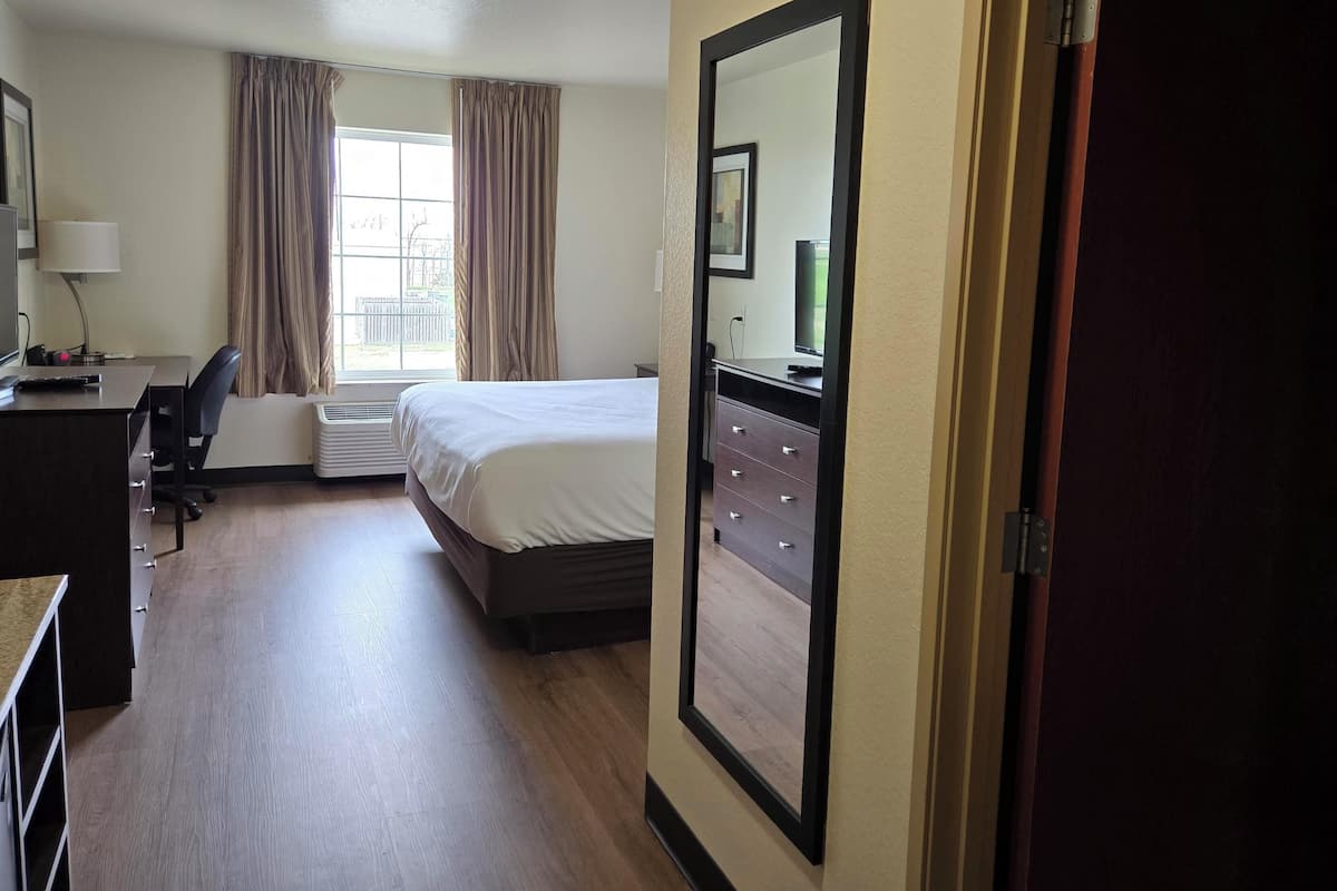 Rom, 1 kingsize-seng, ikke-røyk | Sengetøy av topp kvalitet, safe på rommet og skrivebord